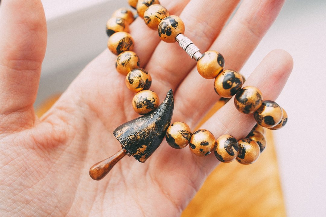 Wooden bead necklace with mushroom pendant, golden color wood beaded choker - 项链 - 木头 橘色