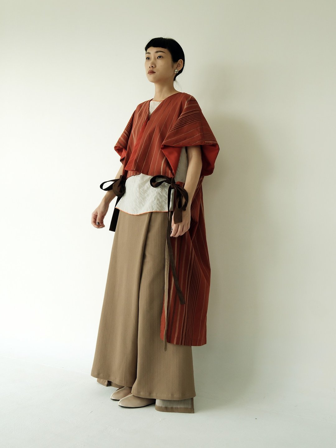 川 衣 WEAR BEING  前短后长绑带两穿式上衣洋装 红褐色条纹 - 洋装/连衣裙 - 棉 红色