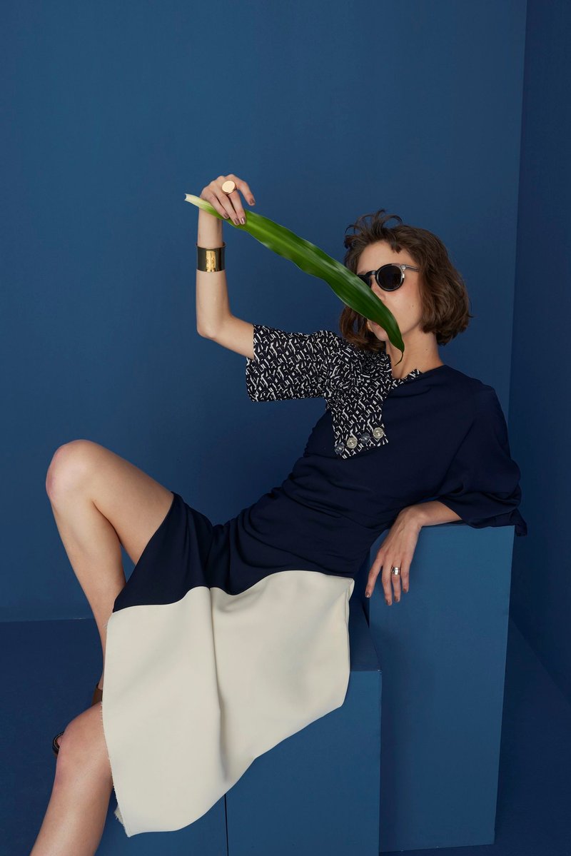 不對稱削肩喇叭袖連衣裙 | 藏青 - 洋装/连衣裙 - 聚酯纤维 蓝色