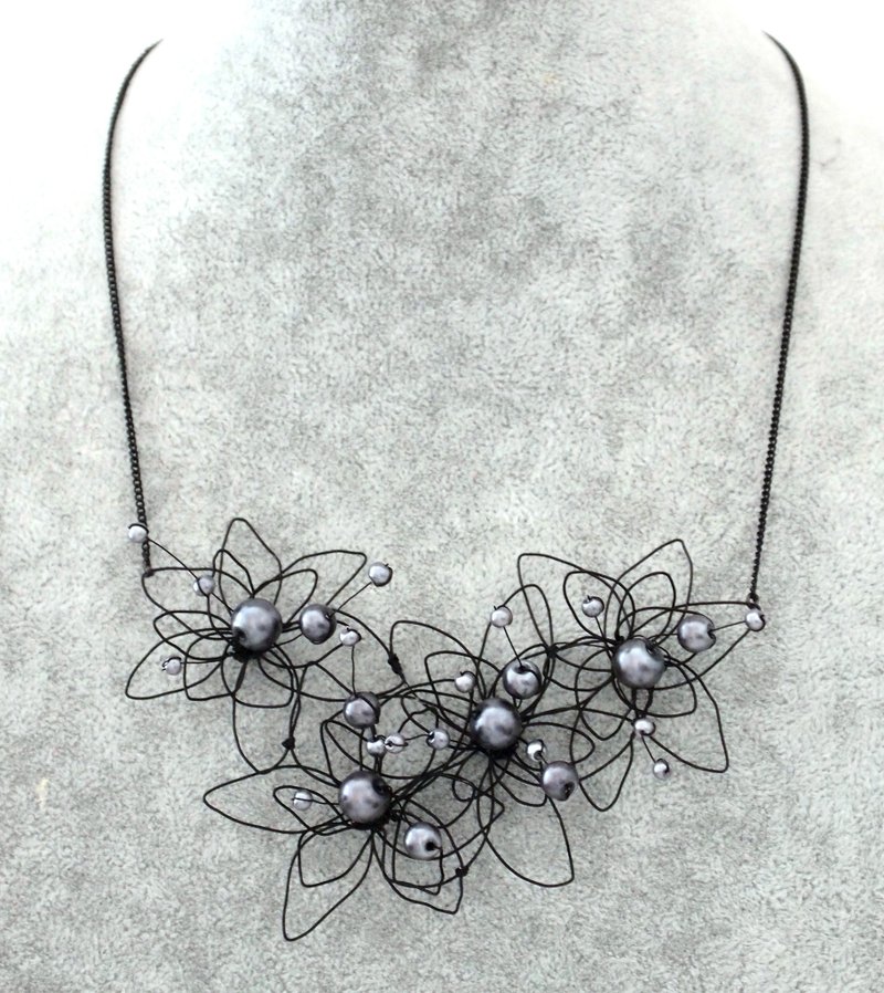 黑色金属铜线花朵项链搭配人造珍珠立体效果 - 项链 - 其他材质 黑色