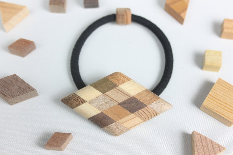Parquet diamond shaped hair rubber - 发饰 - 木头 卡其色