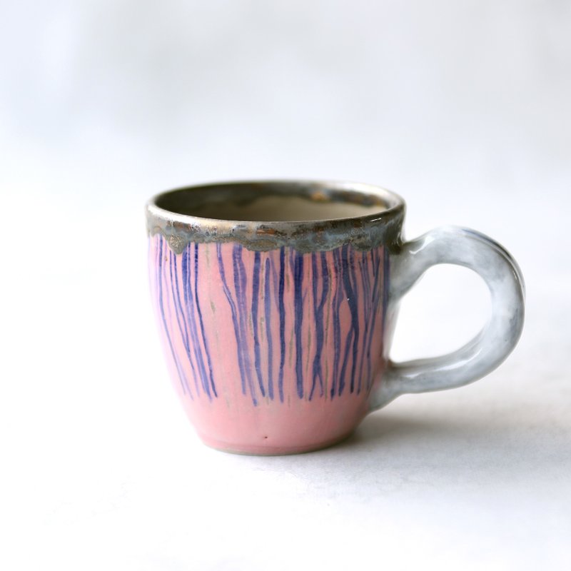 粉红背景上有蓝色垂直条纹的小咖啡杯 - 咖啡杯/马克杯 - 陶 粉红色