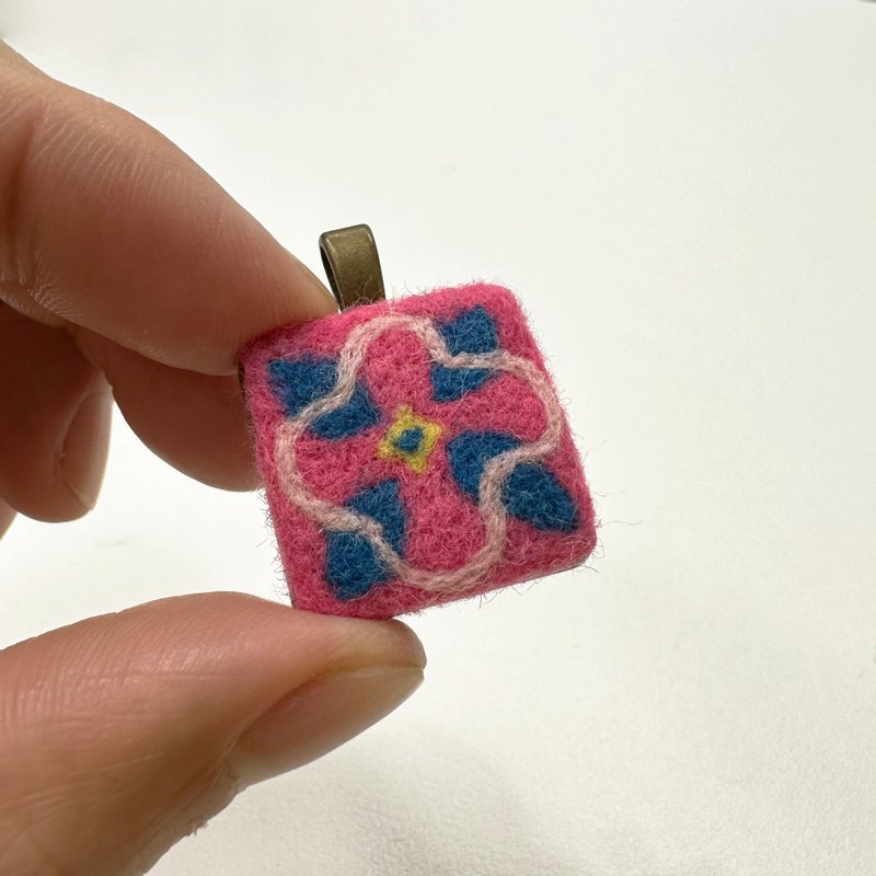 台湾花砖 - 羊毛毡项链坠子 - 项链 - 羊毛 红色