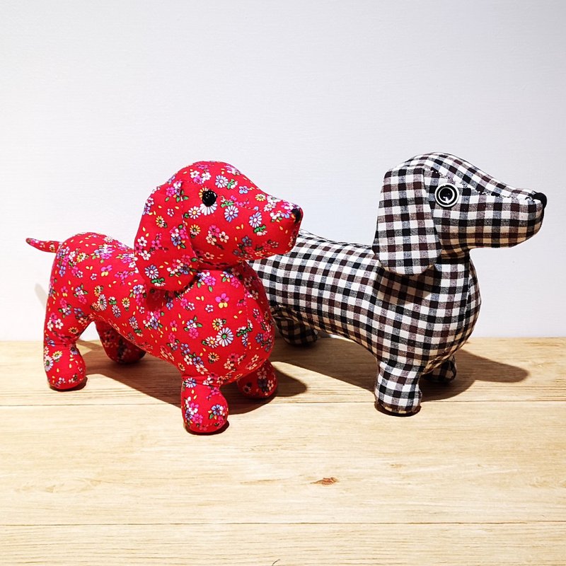 【花布先生】德国腊肠犬玩偶(小) - 格纹和碎花 - 玩偶/公仔 - 其他人造纤维 红色