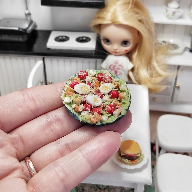 Caesar salad with chicken, salad for dolls, food for dolls house, food miniature - 玩偶/公仔 - 粘土 