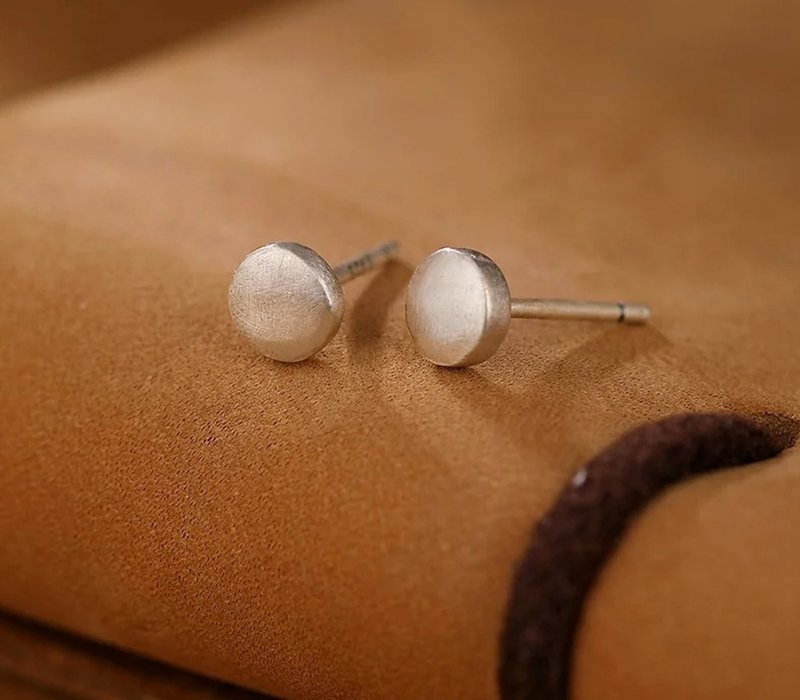 925 纯银 5.5mm 迷你尺寸 实心圆形耳钉 简约设计 - 耳环/耳夹 - 纯银 银色