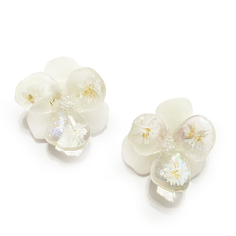 日本树脂白色手绘花朵耳环 - 耳环/耳夹 - 树脂 白色