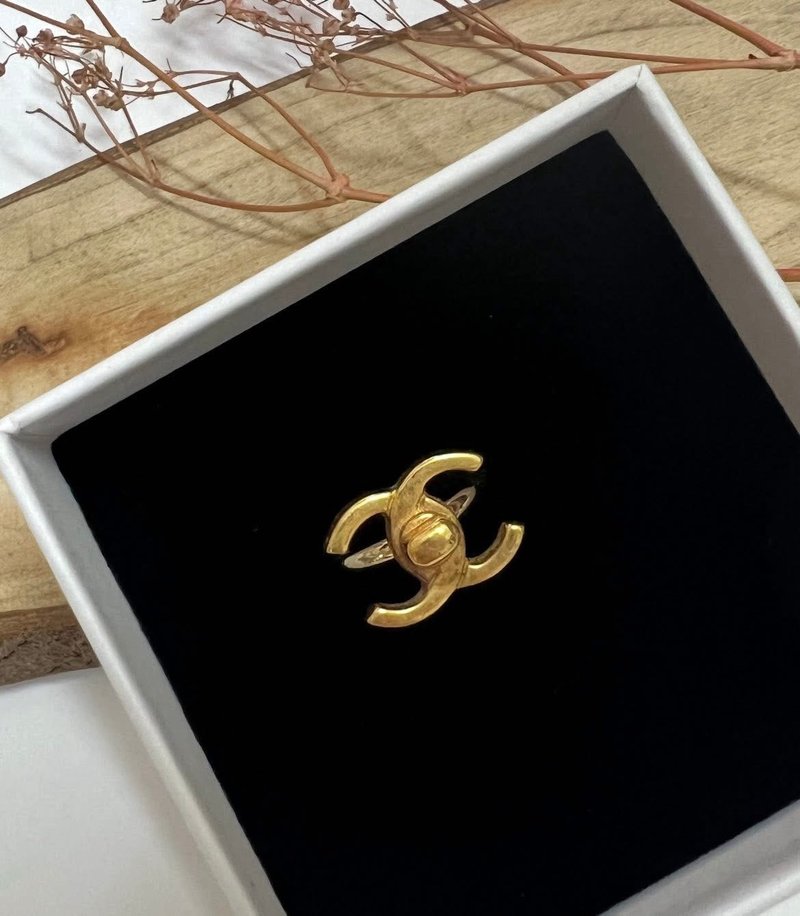 Chanel 钮扣 老件新作 小香金色CC Logo书包扣戒指 - 耳环/耳夹 - 贵金属 