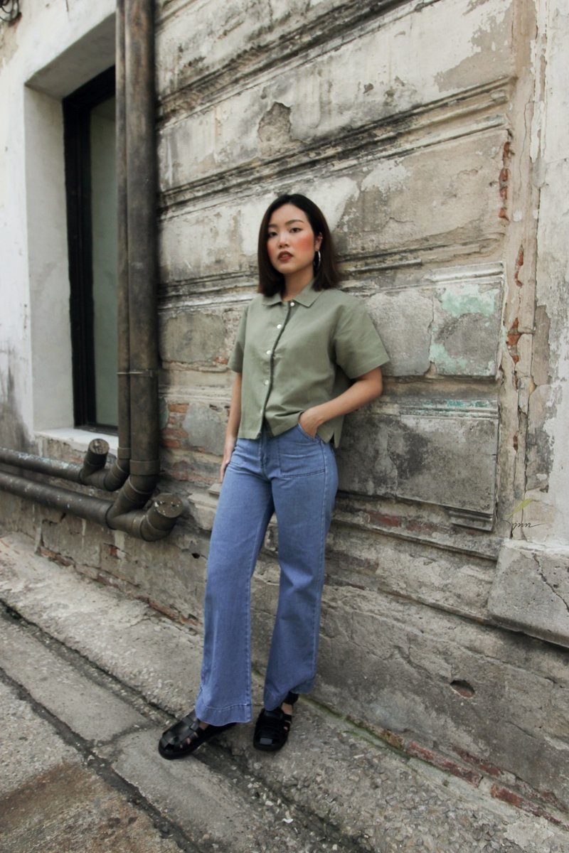 以顶级亚麻打造的女士衬衫，门襟处以天然染料织品点缀。 - 女装衬衫 - 棉．麻 绿色