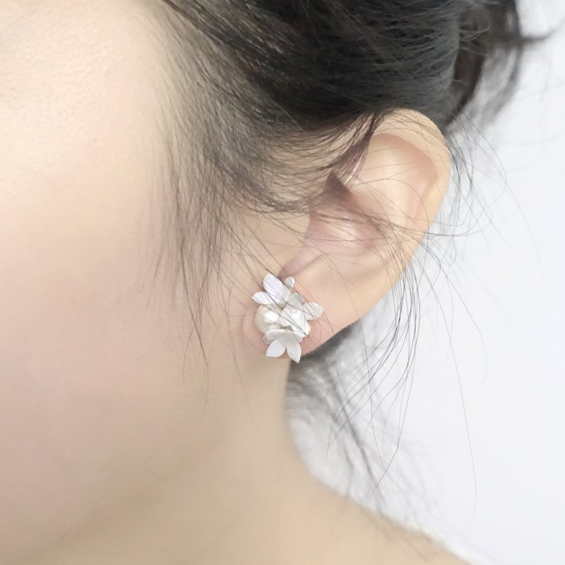 Pamycarie春夏树脂黏土花925纯银耳环 - 耳环/耳夹 - 粘土 白色