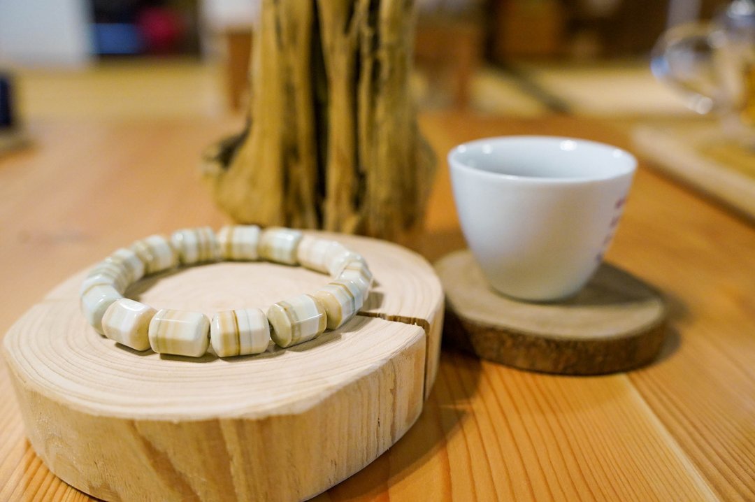 阿拉善玛瑙彩玉 多巴胺黄绿千层桶珠 || 辟邪平安 天然水晶手链 - 手链/手环 - 水晶 绿色