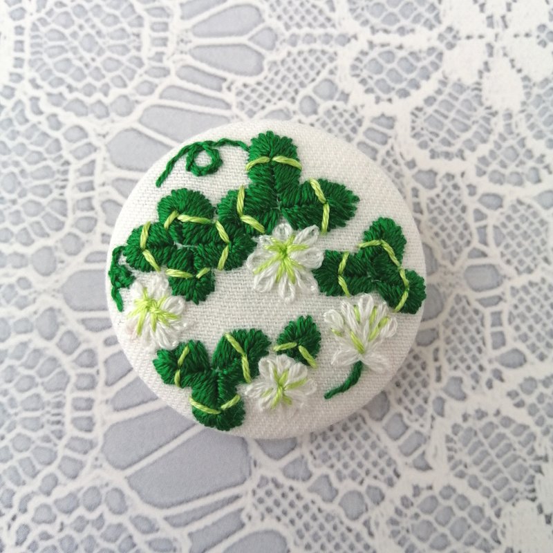 四叶酢浆草与白花酢酱草刺绣胸针 - 胸针 - 棉．麻 绿色
