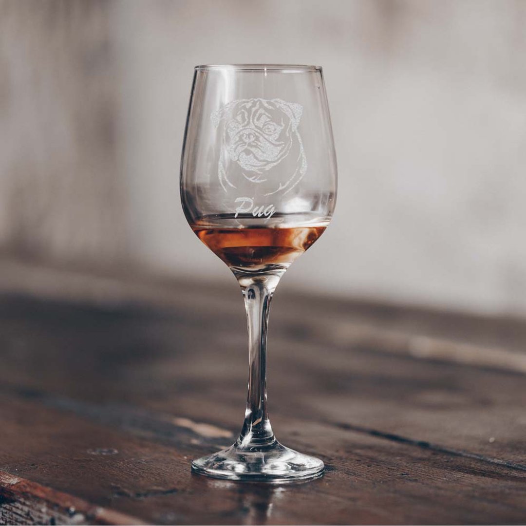 【送礼首选】质感高脚杯 双面雕刻 狗狗-巴哥犬 免费定制化刻字 - 酒杯/酒器 - 玻璃 透明