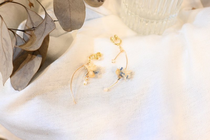 珍珠与花的相伴 - 不对称款 - 耳环/耳夹 - 其他材质 白色