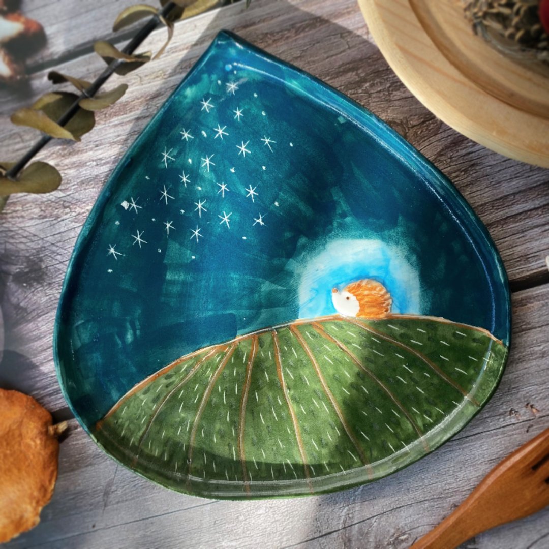 【免费礼盒】刺猬仰望星空手捏盘 (大)|疗愈插画盘 陶艺 - 盘子/餐盘/盘架 - 瓷 蓝色