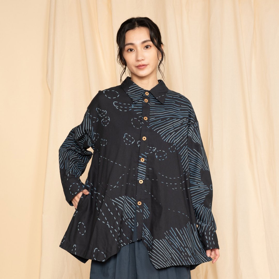 涛痕不规则衬衫_静隐珊瑚 - 女装衬衫 - 棉．麻 蓝色