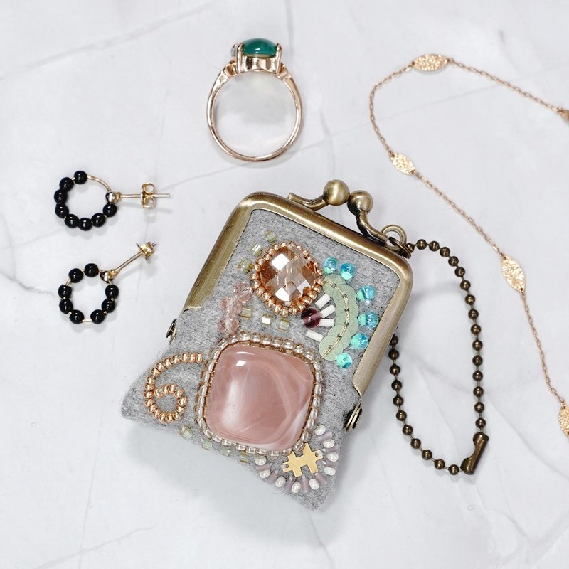 迷你珠饰刺绣零钱包 No.82, 灰色×羊毛, 可作项链・包饰, 饰品收纳包, 独一无二 - 吊饰 - 羊毛 灰色