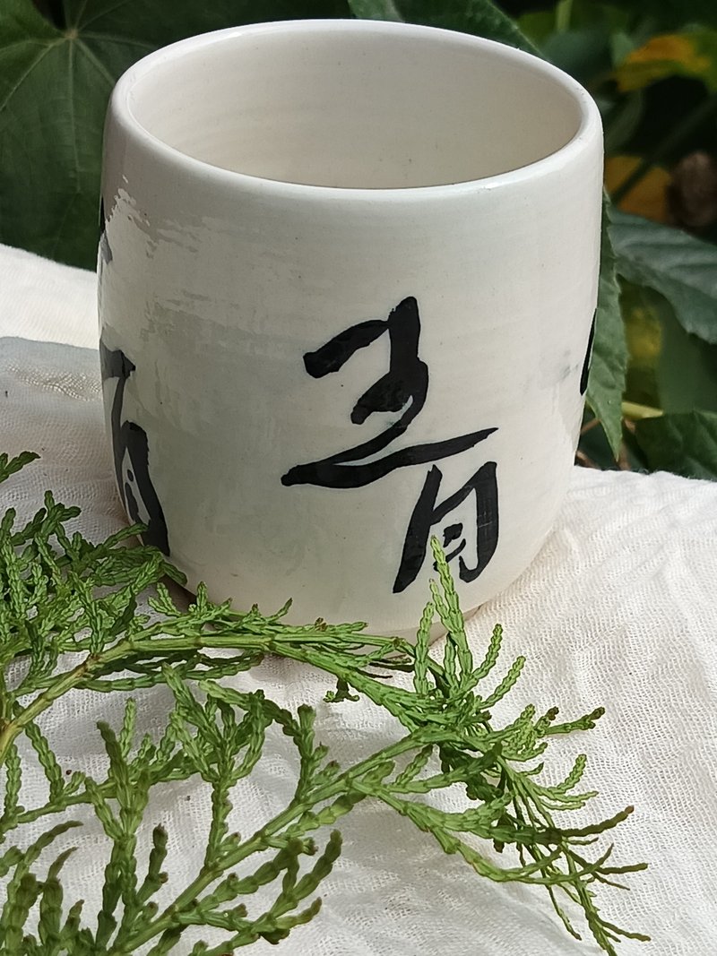 手握茶杯陶瓷烧制适合冬日手卧防烫又暖手艺术家手写文字 - 茶具/茶杯 - 瓷 白色