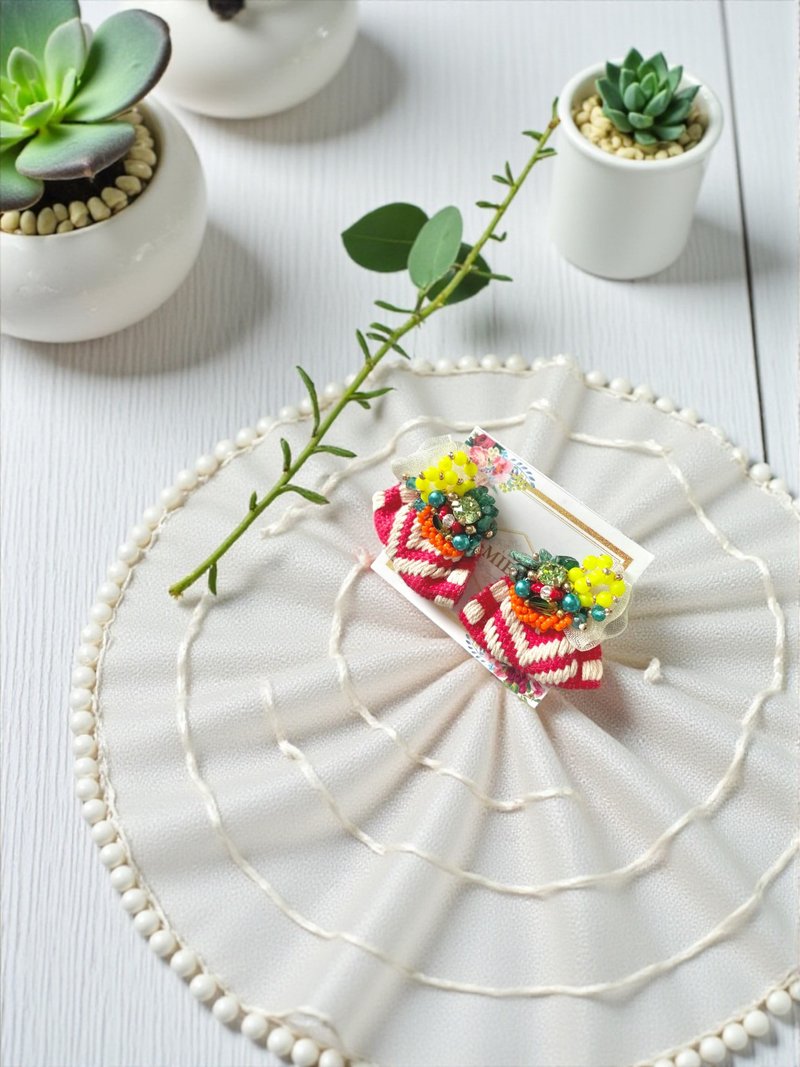 缎带与珠饰刺绣的耳环 - 耳环/耳夹 - 玻璃 红色