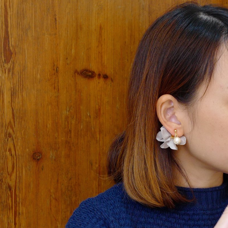 Flower and Cotton Pearl Earrings / Earrings / Light Gray - 耳环/耳夹 - 植物．花 灰色