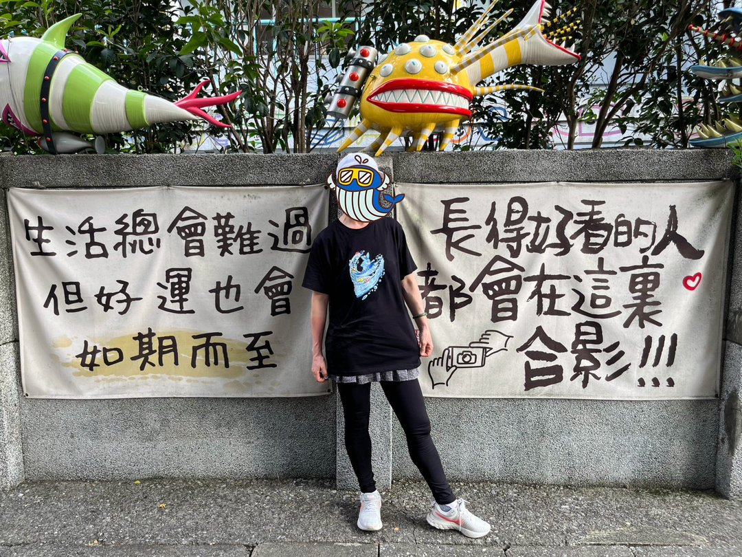 插画联名厚磅落肩短袖 T 黑色 带着热情全心前进 飞天鲸鱼 神美 3C - 女装 T 恤 - 棉 黑色