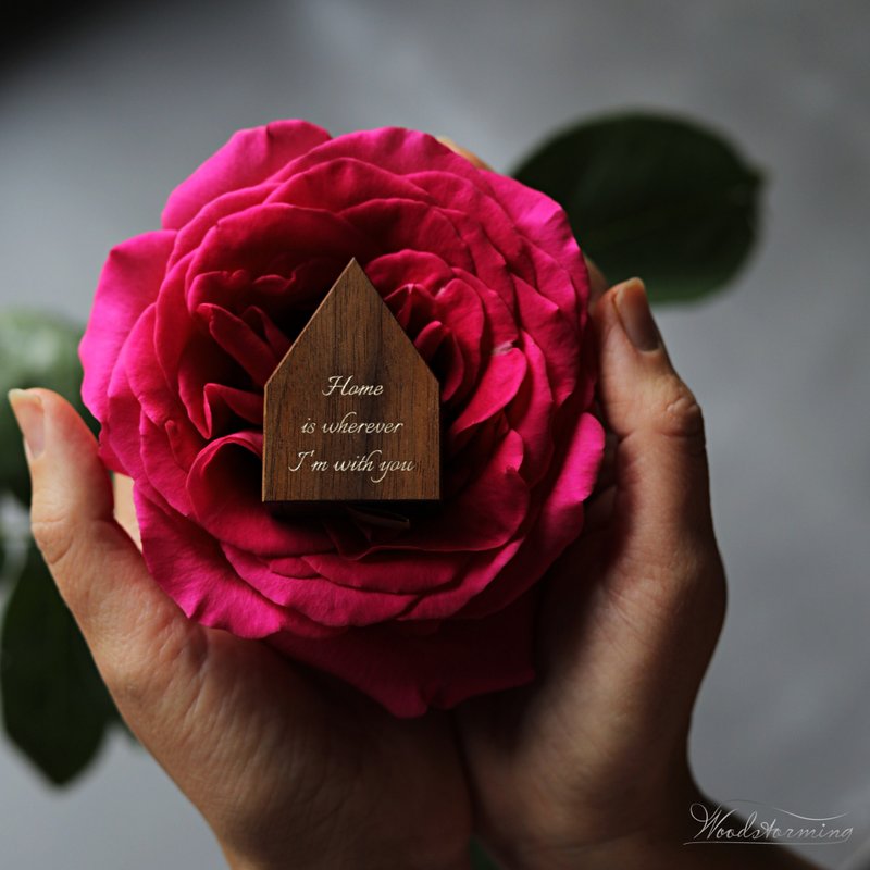 纤薄的房子求婚戒指盒，带有金色窗口，口袋大小的订婚盒 - 戒指 - 木头 