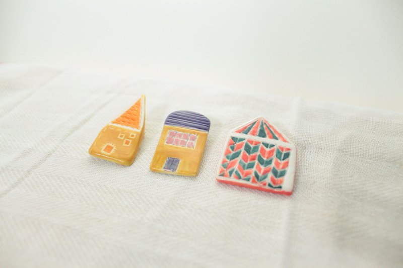 梦境之屋-百叶马戏团 紫屋顶 橘色教堂胸针三款 - 胸针 - 瓷 