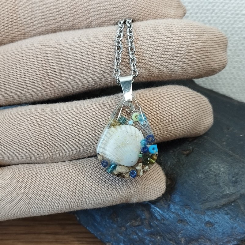 天然贝壳透明吊坠。透明树脂吊坠 - 项链 - 树脂 透明