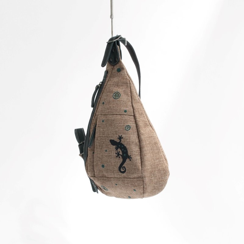守宫刺绣・斜背包 - 后背包/双肩包 - 真皮 卡其色