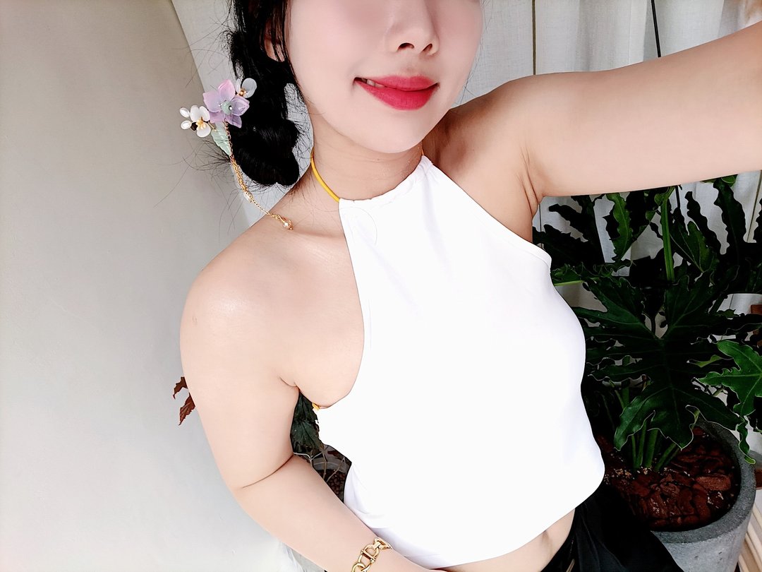 丝绒感雾面纯白 弹性露背削尖背心 可调弹性绳Handmade 设计自制 - 女装背心 - 尼龙 白色
