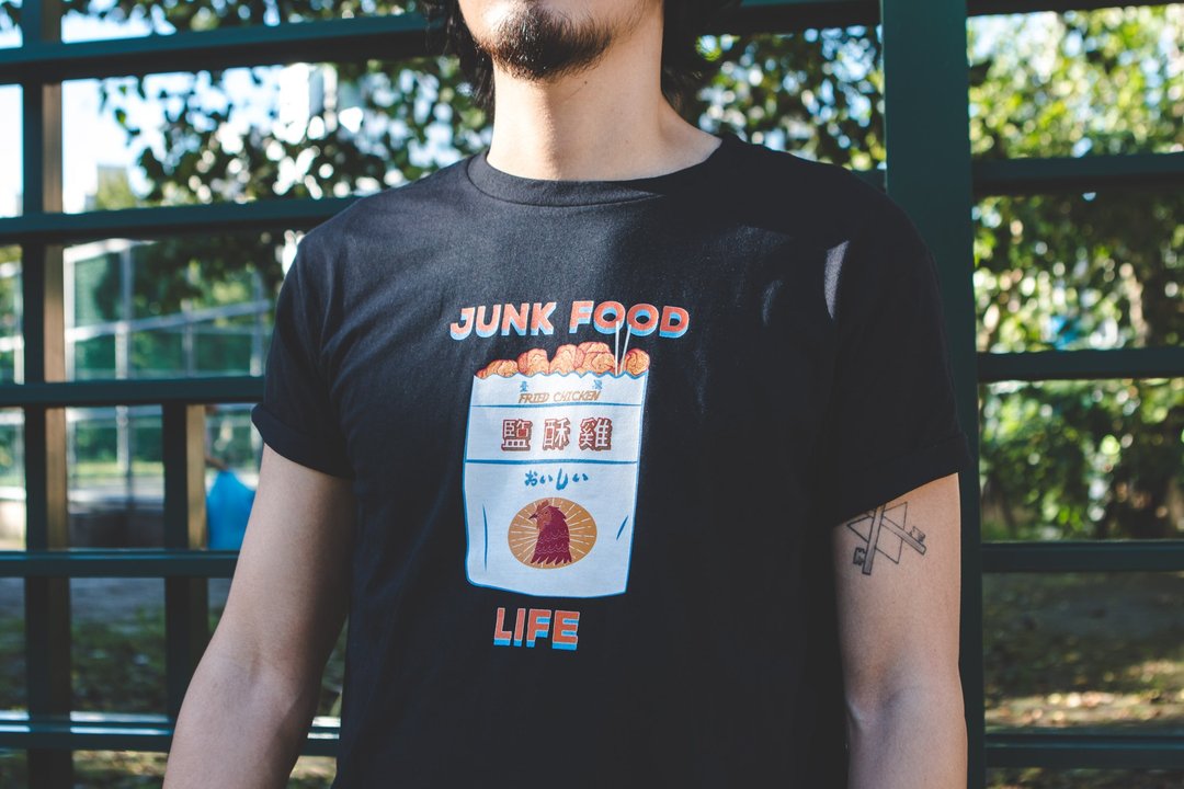 Deerhorn design / 鹿角 JUNK FOOD 盐酥鸡 T-shirt - 男装上衣/T 恤 - 棉 黑色