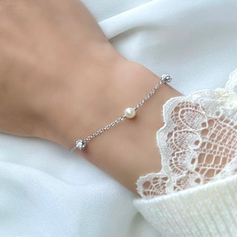 闪耀淡水珍珠与CZ钻石缀饰式链状手链 金属过敏适用/医疗级不锈钢/14k 珍珠 - 手链/手环 - 珍珠 金色