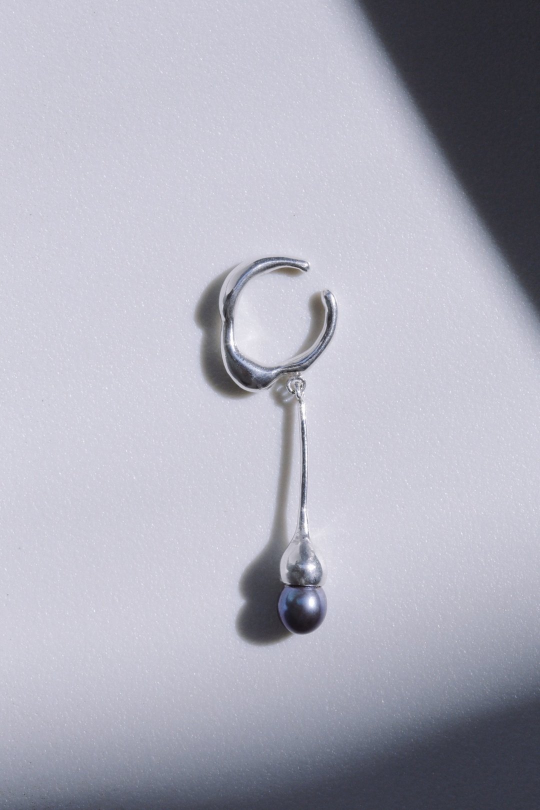 Swing raindrop ear cuff + pearl 摇摆雨滴 耳骨夹+黑珍珠 - 耳环/耳夹 - 珍珠 黑色