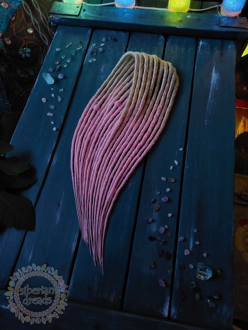 粉彩粉红扭转发辫 / 金发粉红渐层扭转柔顺合成发辫 - 发饰 - 其他材质 粉红色