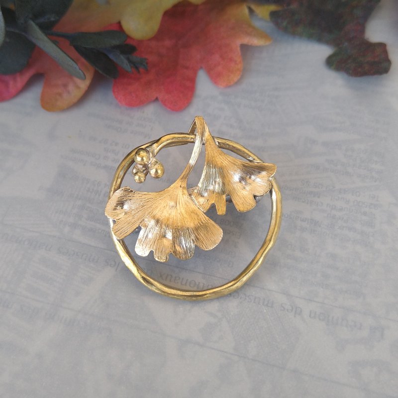 brass ginkgo leaf and fruit brooch - 胸针 - 其他金属 金色