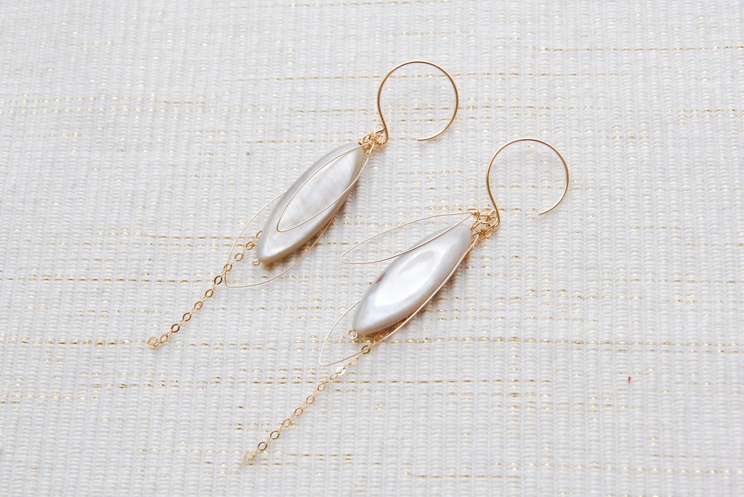 Marquis shell summer earrings 14kgf - 耳环/耳夹 - 石头 灰色