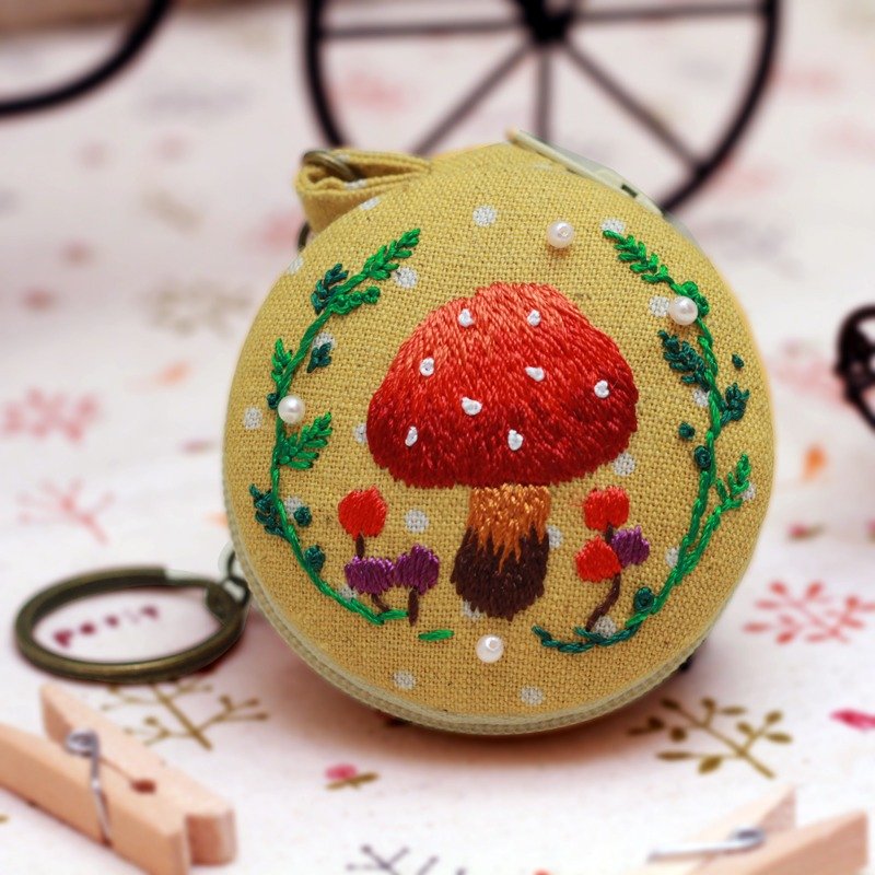 刺绣 ♥挖喜毒蘑菇♥ 马卡龙零钱包 吊饰 钥匙圈 手作 婚礼小物 - 卷线器/电线收纳 - 绣线 橘色