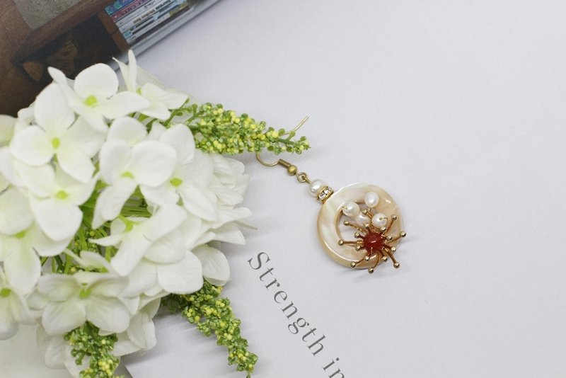 【单边。植物】贝壳甜甜圈造型x花朵玛瑙x淡水珍珠花丛 耳环 - 耳环/耳夹 - 树脂 金色