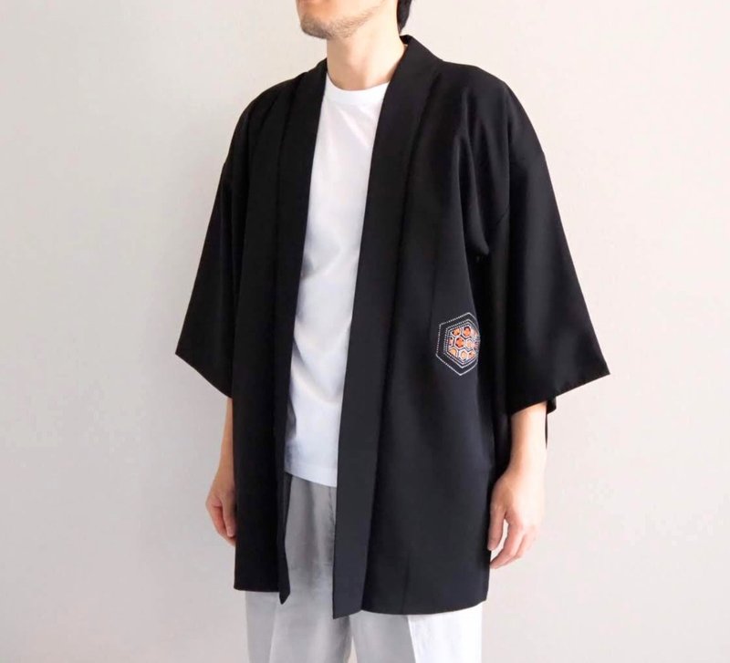 【日本製】柔软真丝黑色羽织和服、日本男式黑色羽织、男女通用 - 中性连帽卫衣/T 恤 - 丝．绢 