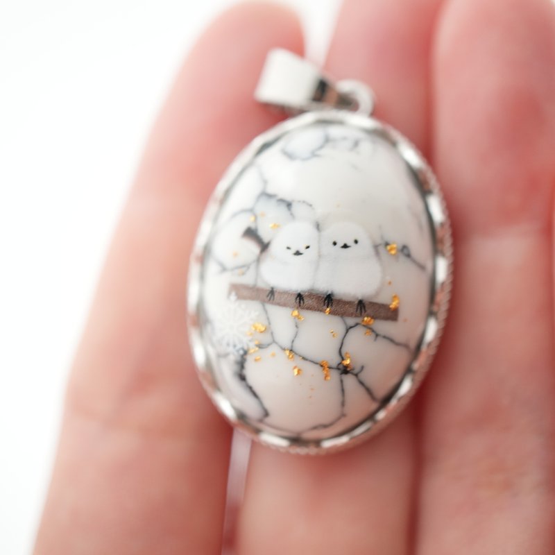 项链 Howlite 与两只小雪鸟、金箔项链 - 项链 - 石头 白色