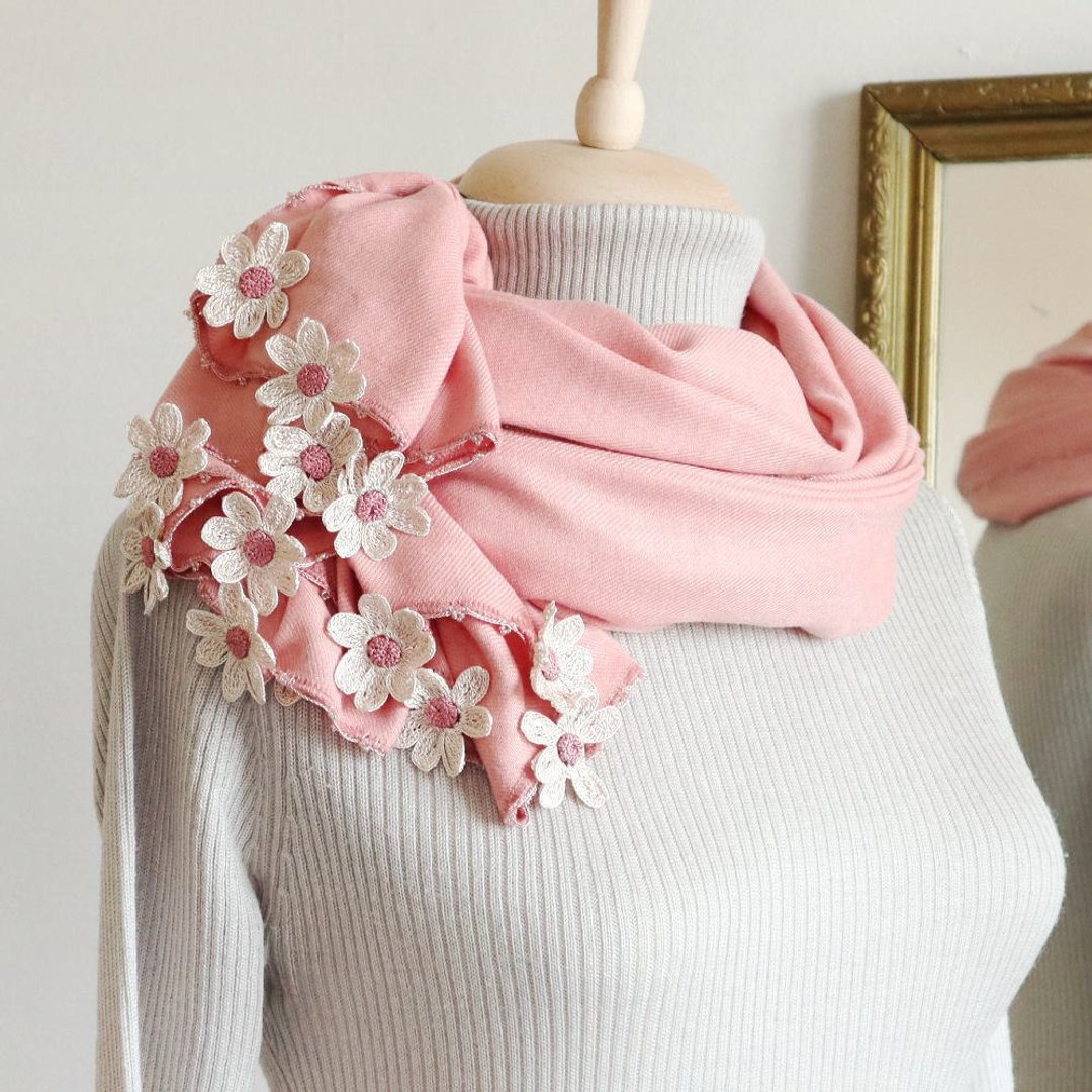 Only 1 available : OYA crochet Pashmina shawl - DAISY - French Rose - 丝巾 - 羊毛 粉红色