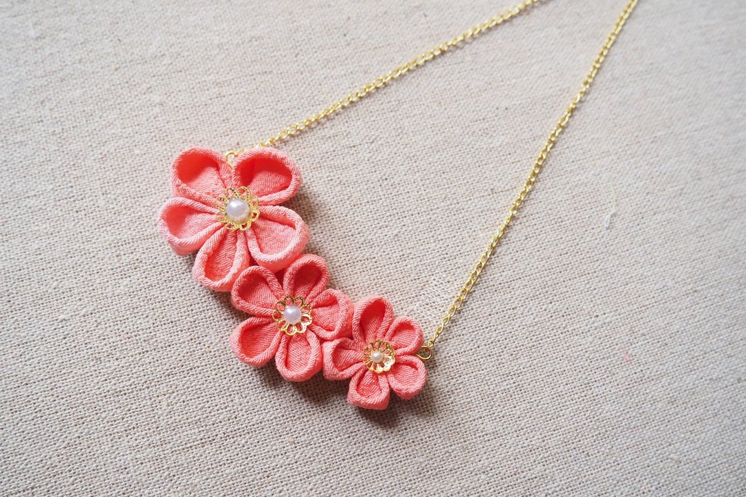 和风细工手作 つまみ细工 染色绉布 流星花 项链 链牌 颈链 包邮 - 颈链 - 棉．麻 橘色