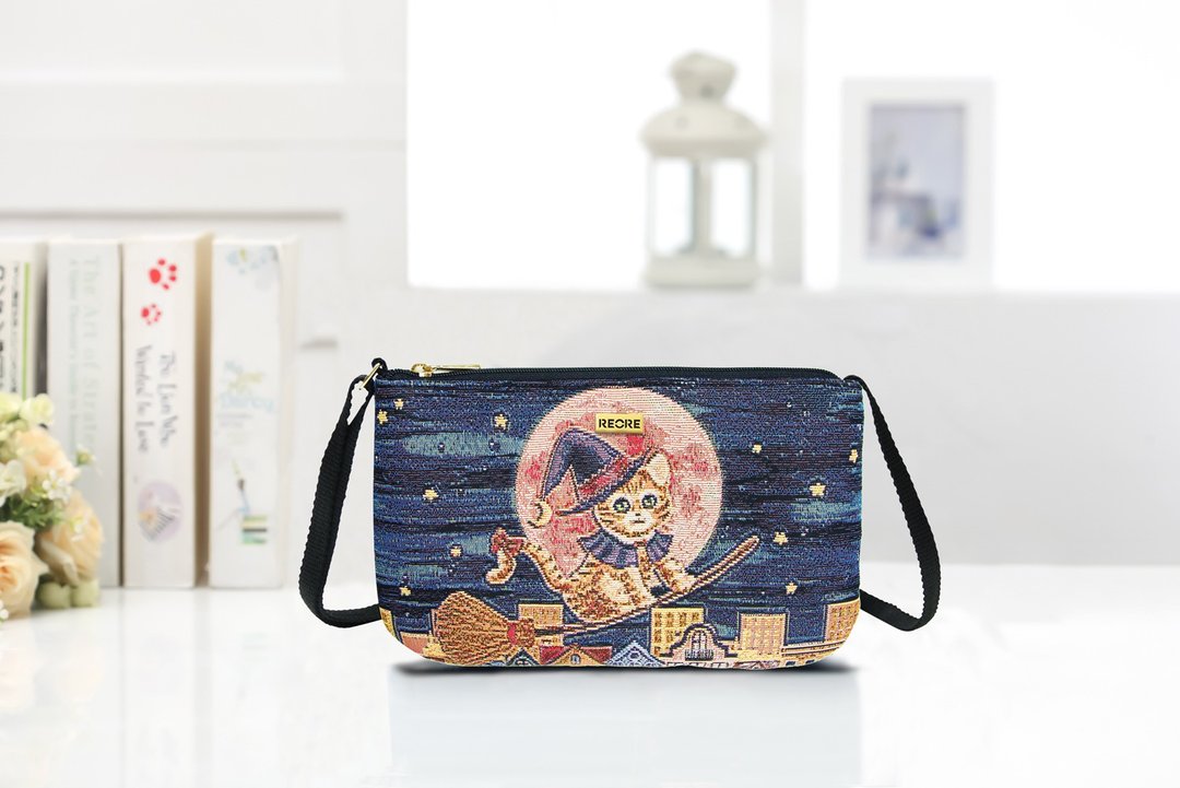 斜背包 防泼水 平织缇花 魔女小星猫 米拉 - 侧背包/斜挎包 - 其他材质 