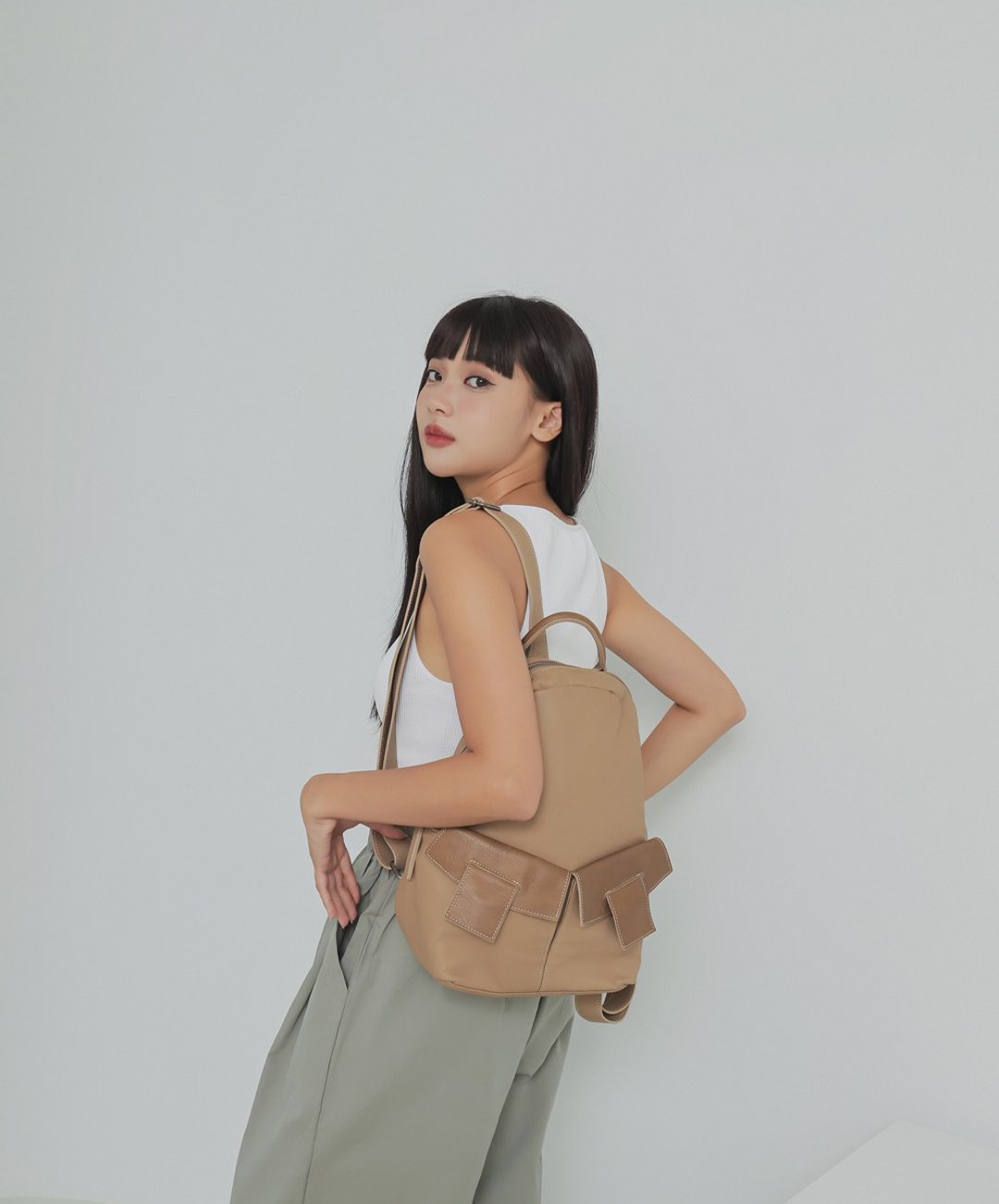 supportingrole 三角阔型真皮中性简约休闲后背包 卡其咖啡 - 后背包/双肩包 - 真皮 卡其色