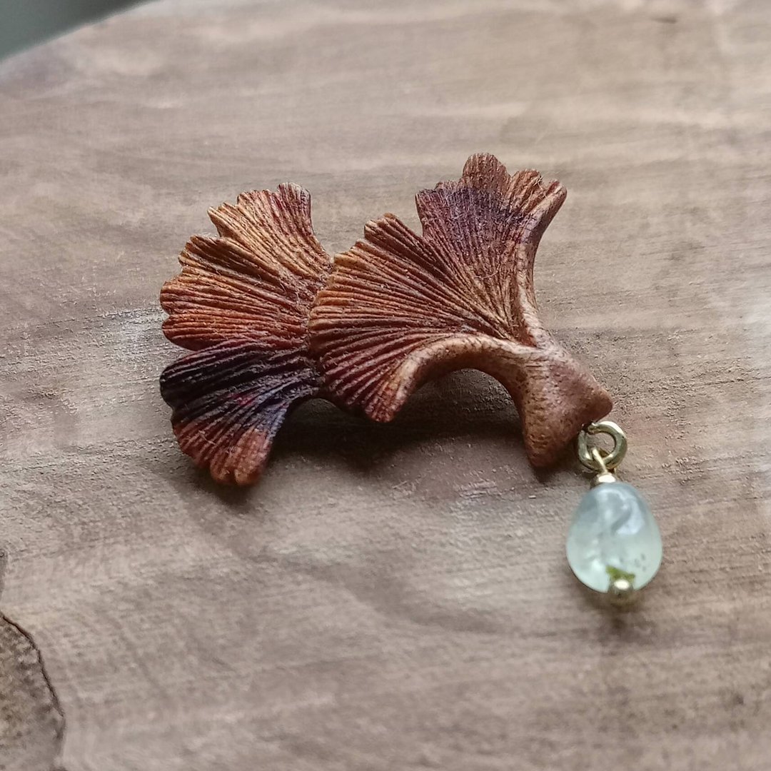 手工雕刻银杏叶葡萄石胸针 - 胸针 - 木头 咖啡色