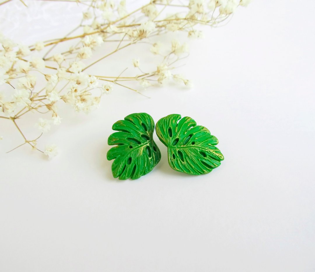 Monstera stud earrings Tropical stud earrings Green summer earrings polymer clay - 耳环/耳夹 - 粘土 绿色