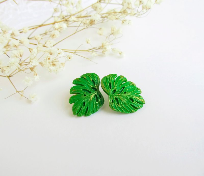 Monstera stud earrings Tropical stud earrings Green summer earrings polymer clay - 耳环/耳夹 - 粘土 绿色