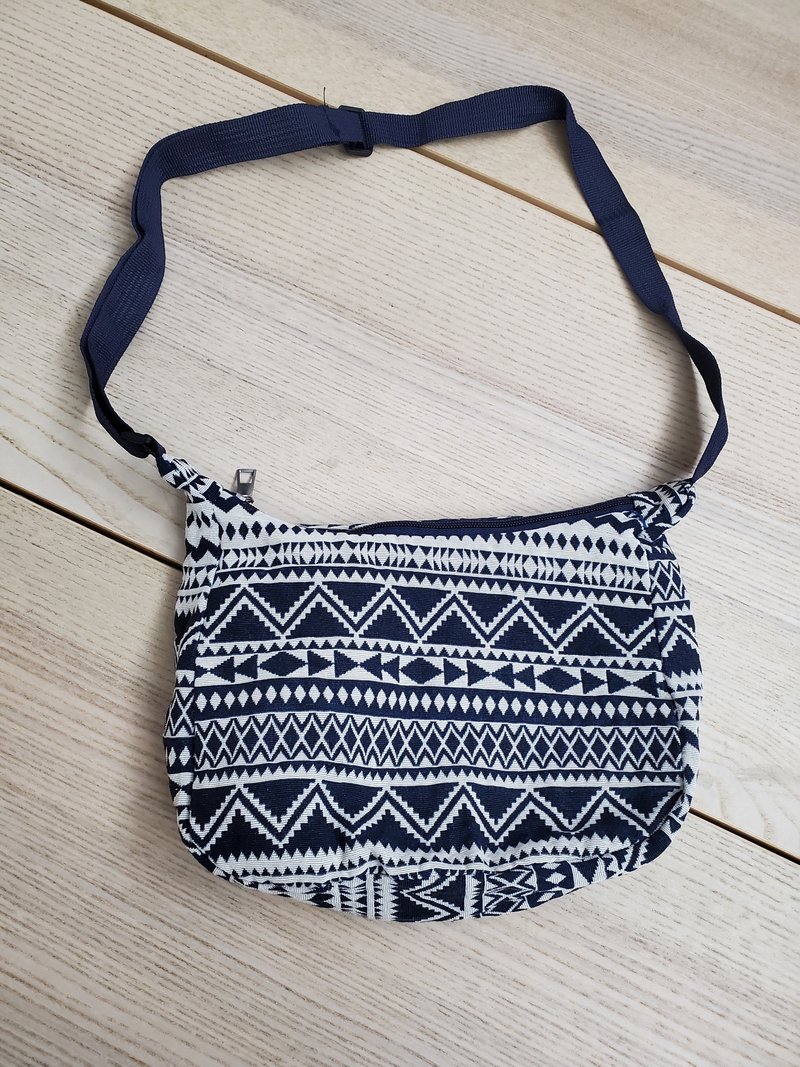 有礼貌穿搭 民俗风 印地安图腾 蓝色 胸包 小方包 - 侧背包/斜挎包 - 棉．麻 蓝色