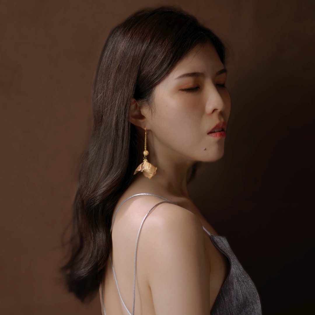 Marita 轻盈米白亮色纱花棉珍珠双链垂坠长耳环 - 耳环/耳夹 - 其他材质 金色