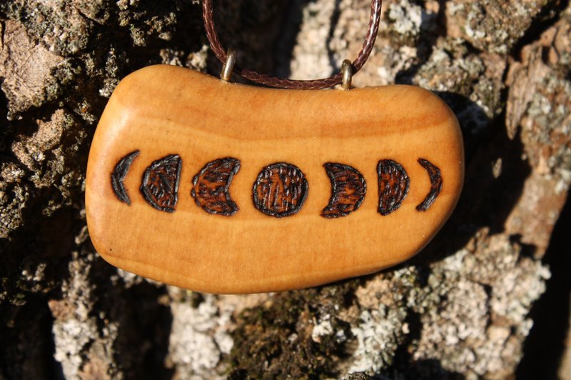 Moon phases Ellipse moon Moon Face Pendant Birch burl wood Talisman Mascot Amule - 项链 - 木头 
